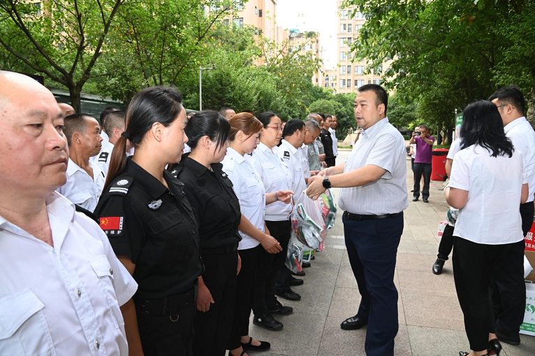 仟坤集團為仟坤物業(yè)一線服務員工送去”清涼“